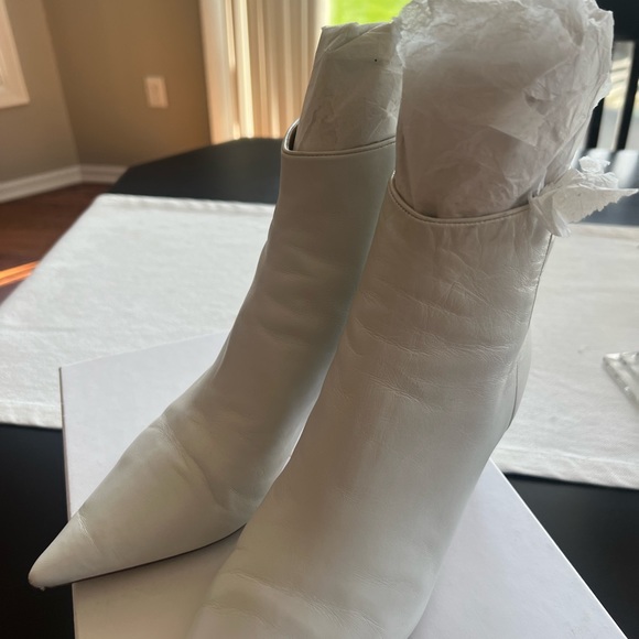 White iAlexnder boots - Picture 2 of 3
